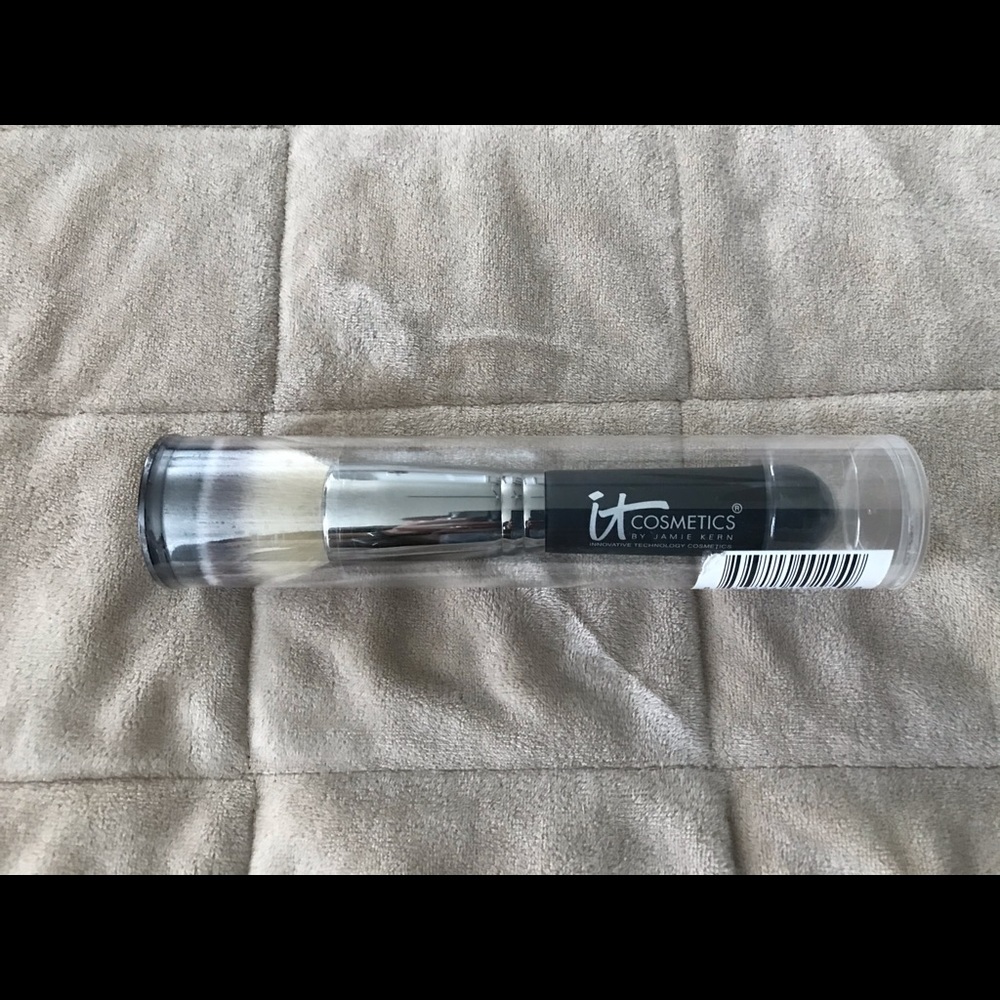 it Cosmetic NEW Flat Top Buffing Foundation Brush